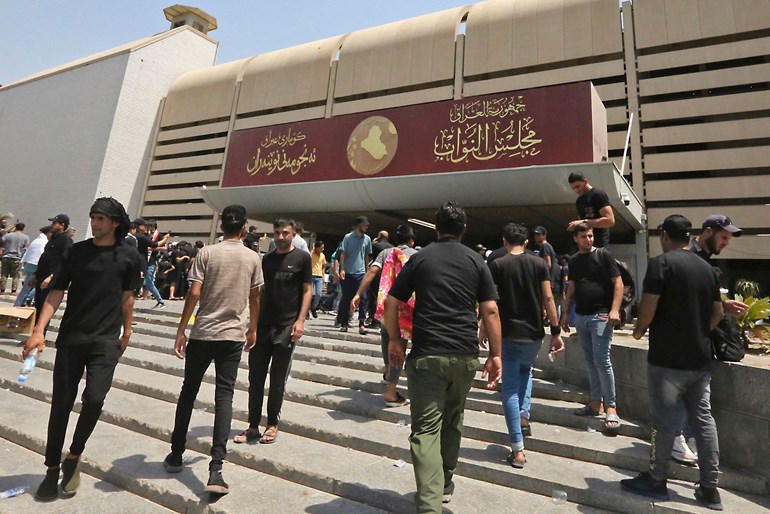  خۆپێشاندەران لە پەرلەمانی عێراق. وێنە: AFP