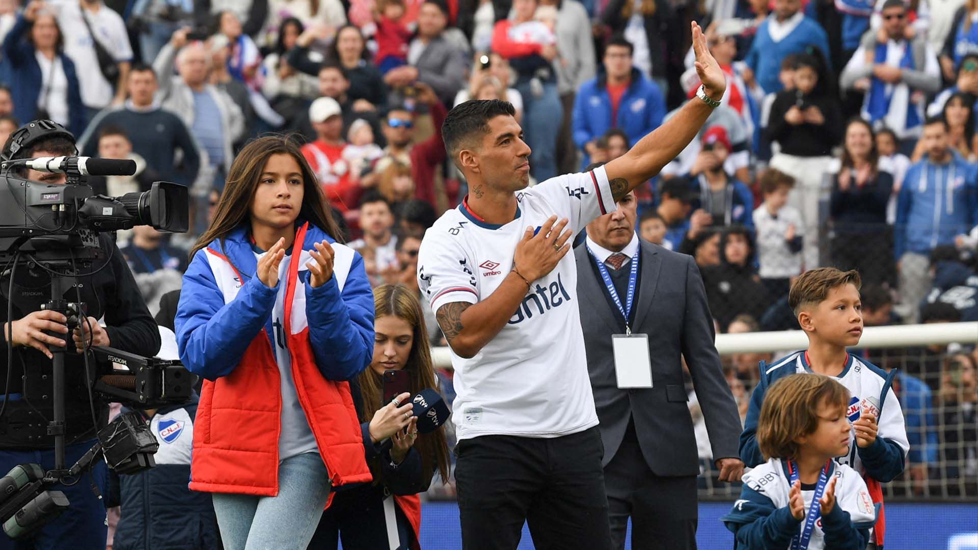 ڤیدیۆ؛ سوارێز گەیشتەوە ئۆرۆگوای و هاوشێوەی سەرۆکی وڵاتان پێشوازیی لێکرا