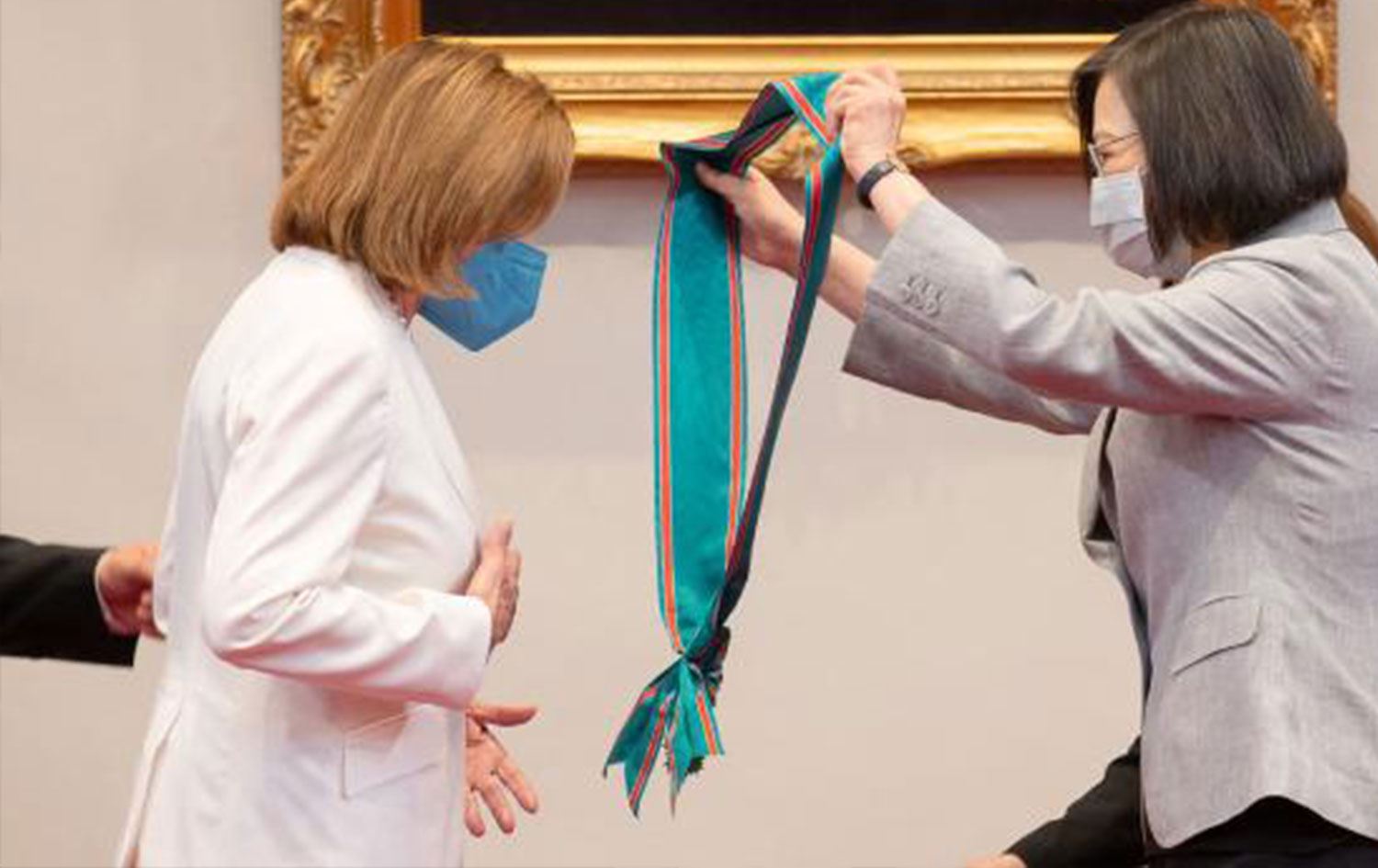 Tayvan Pelosi'ye 'şeref madalyası' verdi