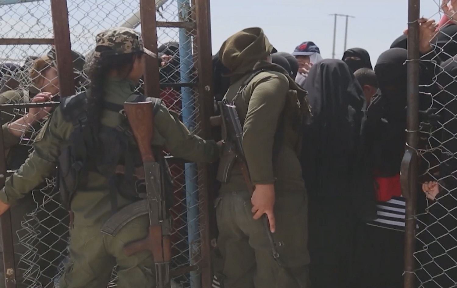 Çend malbatên DAIŞê hewl dan ji Kampê Holê birevin