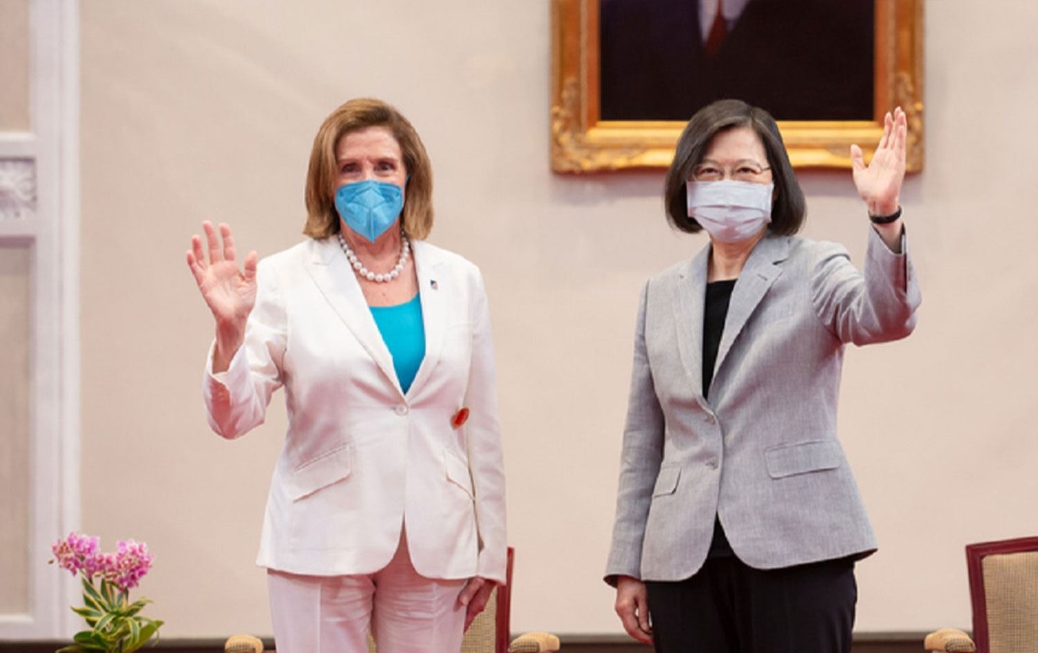 Pelosi jetler eşliğinde Tayvan'dan ayrıldı