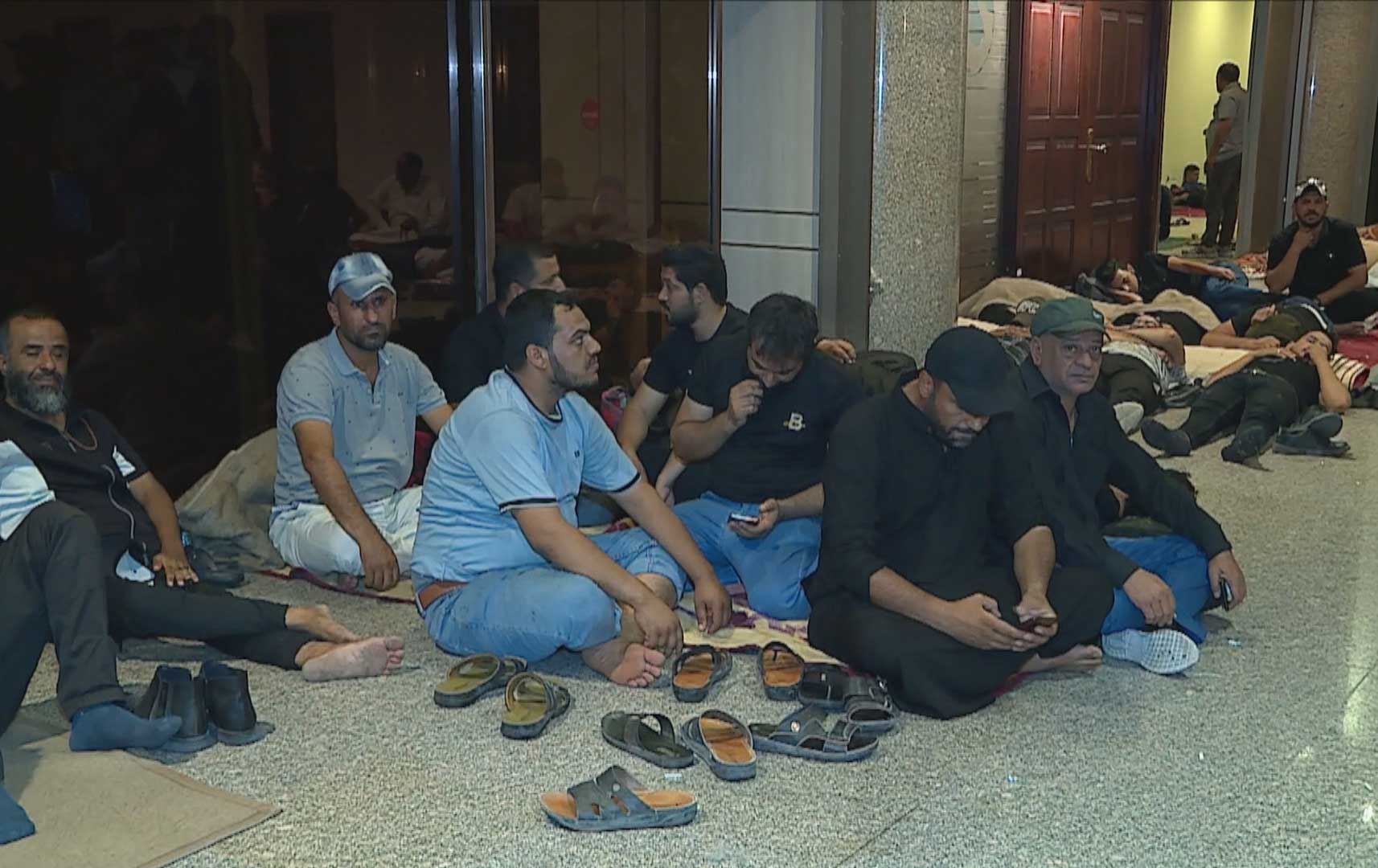 خۆپێشاندەرێک لەنێو پەرلەمانی عێراق: لەبەر بێکاری، هەژاری و گەندەڵی لێرەم