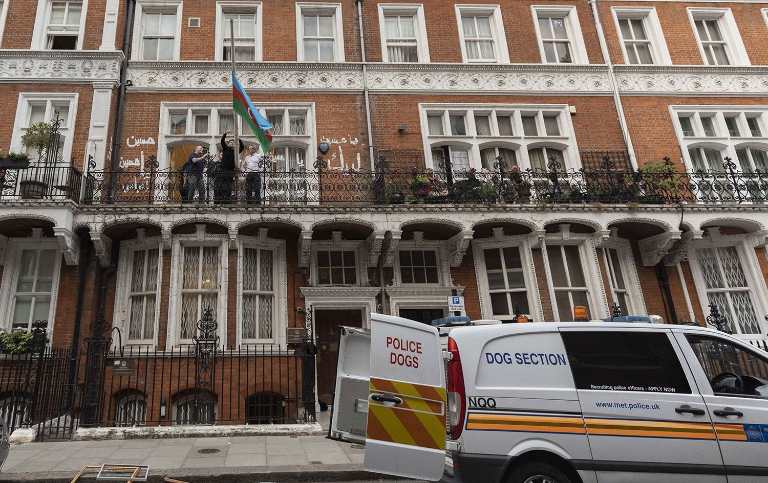 Azerbaycan’ın Londra Büyükelçiliği saldırıya uğradı