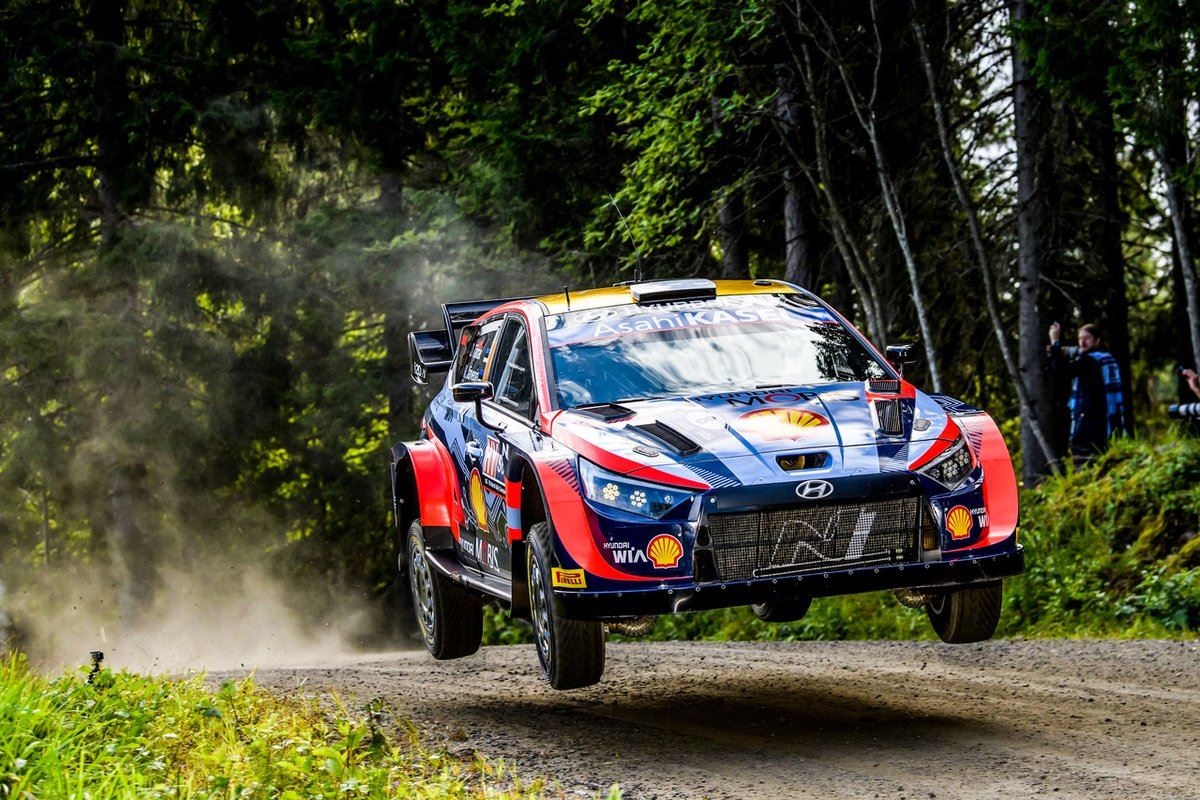 ڤیدیۆ؛ تانک گەیشتە پێشەنگی رالی فینلاند