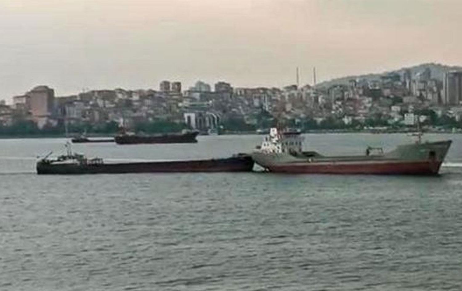 Li Stenbolê 2 keştî li hev qelibîn