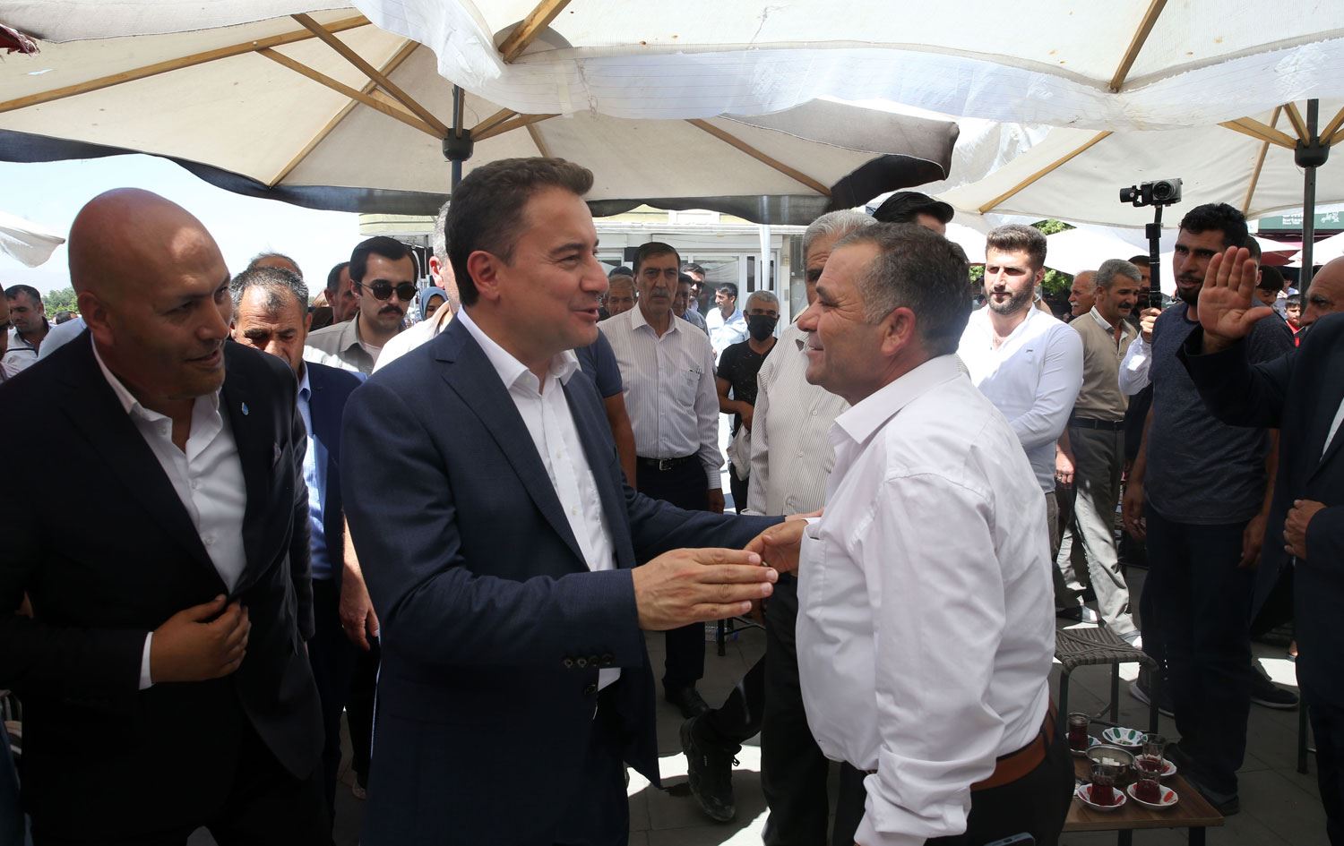 Babacan'a Van'da 'Zilan katliamını yapan CHP zihniyeti ile berabersiniz' tepkisi