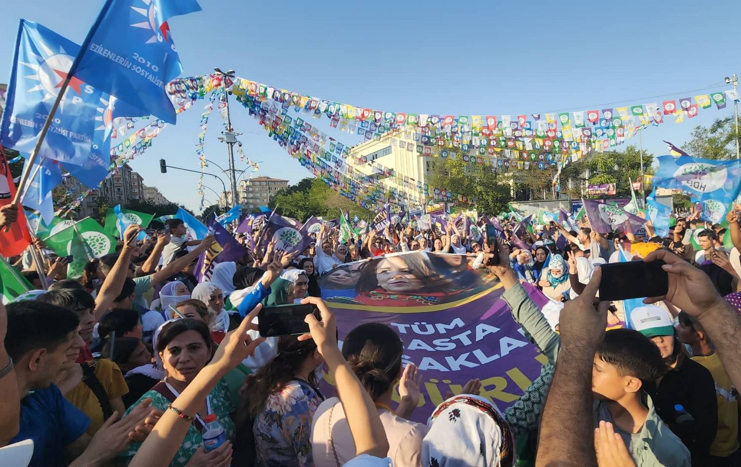Mitînga HDPê li Amedê; Çareserî em in