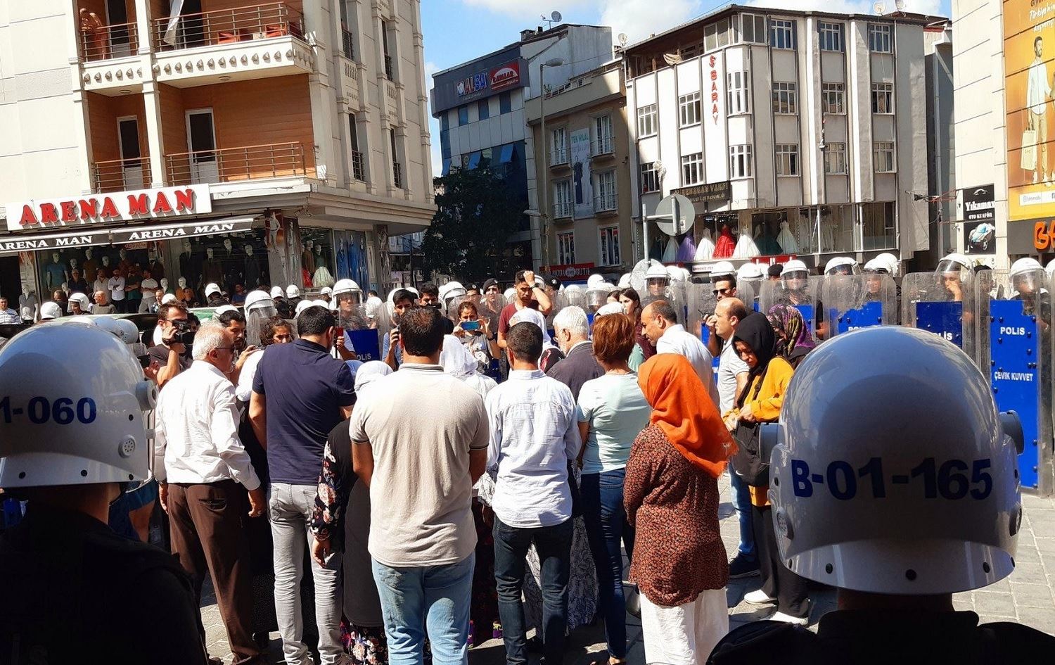 Polîsan li Stenbolê derdora malbatên girtiyan dorpêç kirin