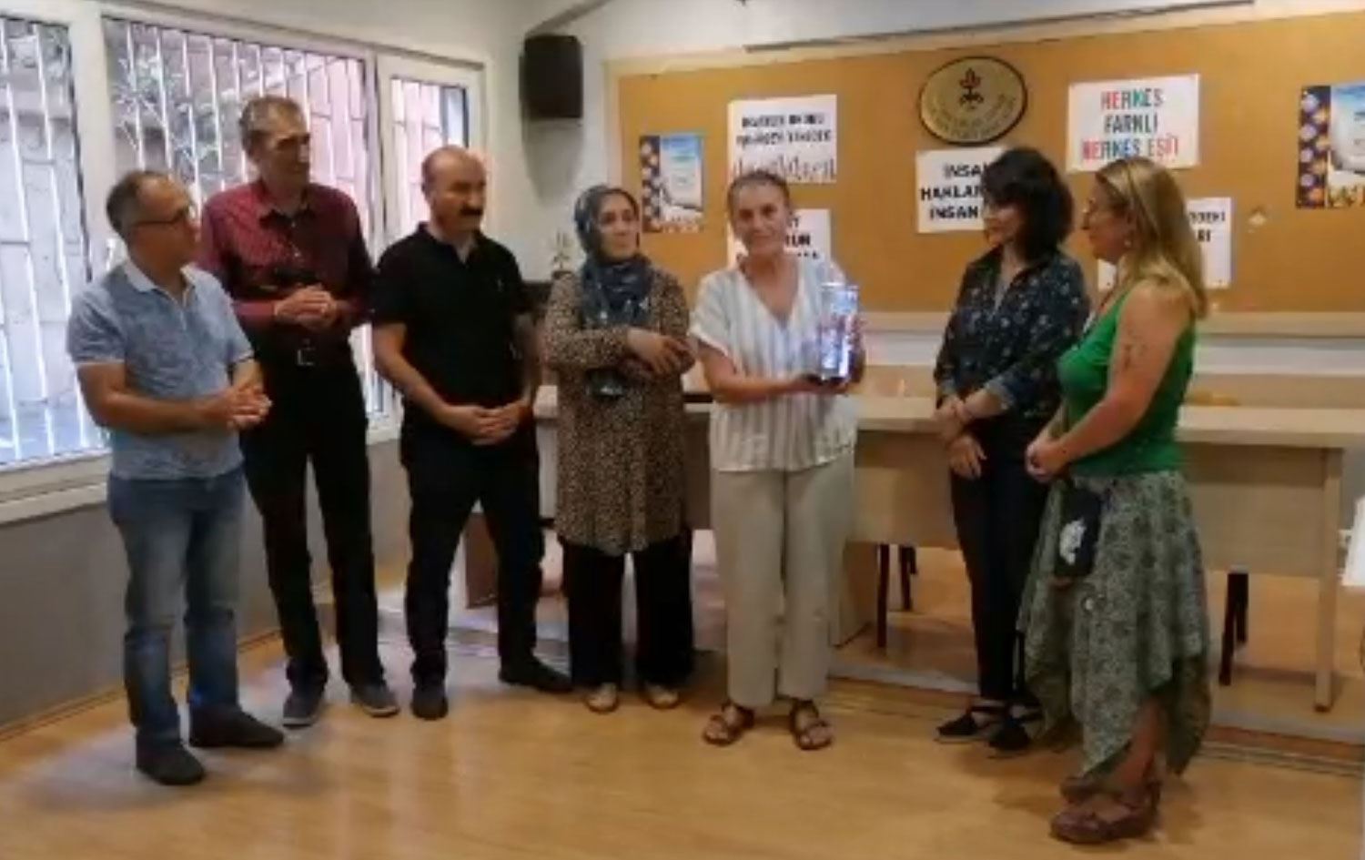 Sanatçı Nur Sürer, ödülünü Cumartesi Anneleri’ne adadı