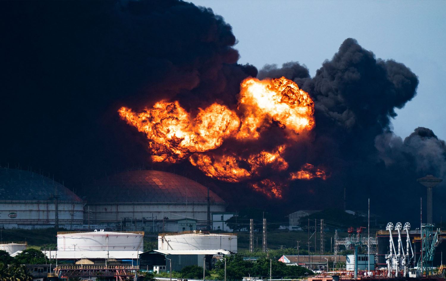 هەورەبرووسکە لە کوبا تانکەرێکی نەوت لە کۆگایەک دەتەقێنێتەوە