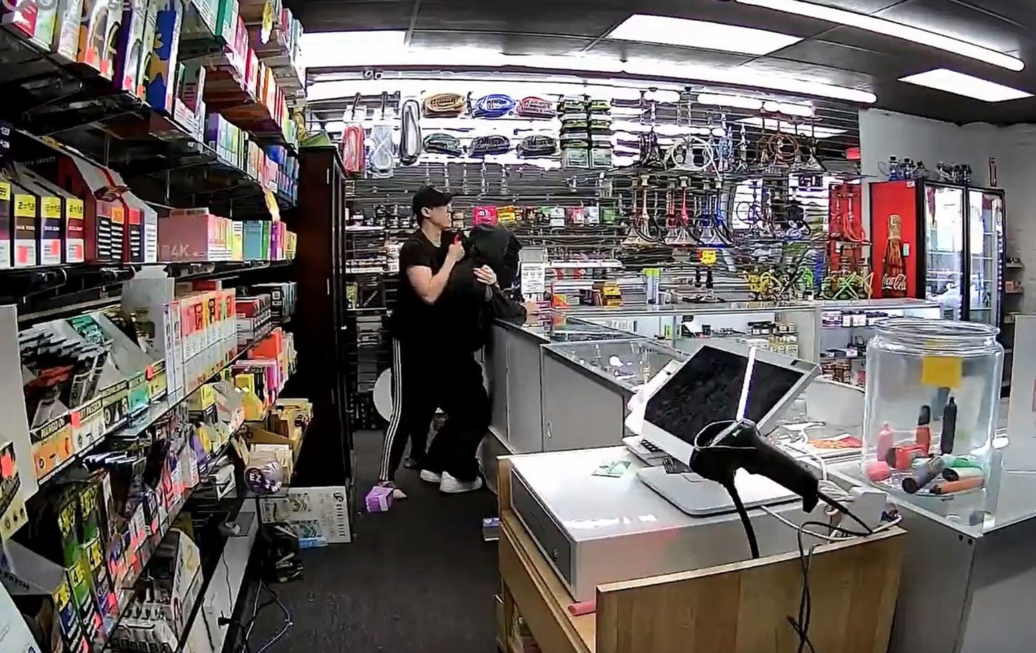 VİDEO – Markete giren hırsız neye uğradığını şaşırdı; Son sözü 'öldüm' oldu