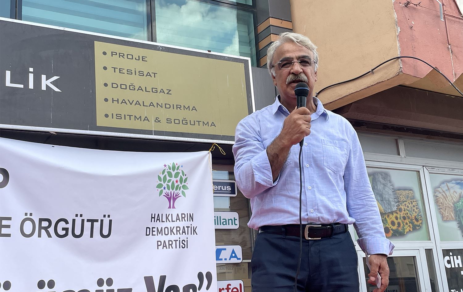 'Desthilat hewil dide krîza aborî û pirsgirêkên navxwe bi operasyonan binixumîne'