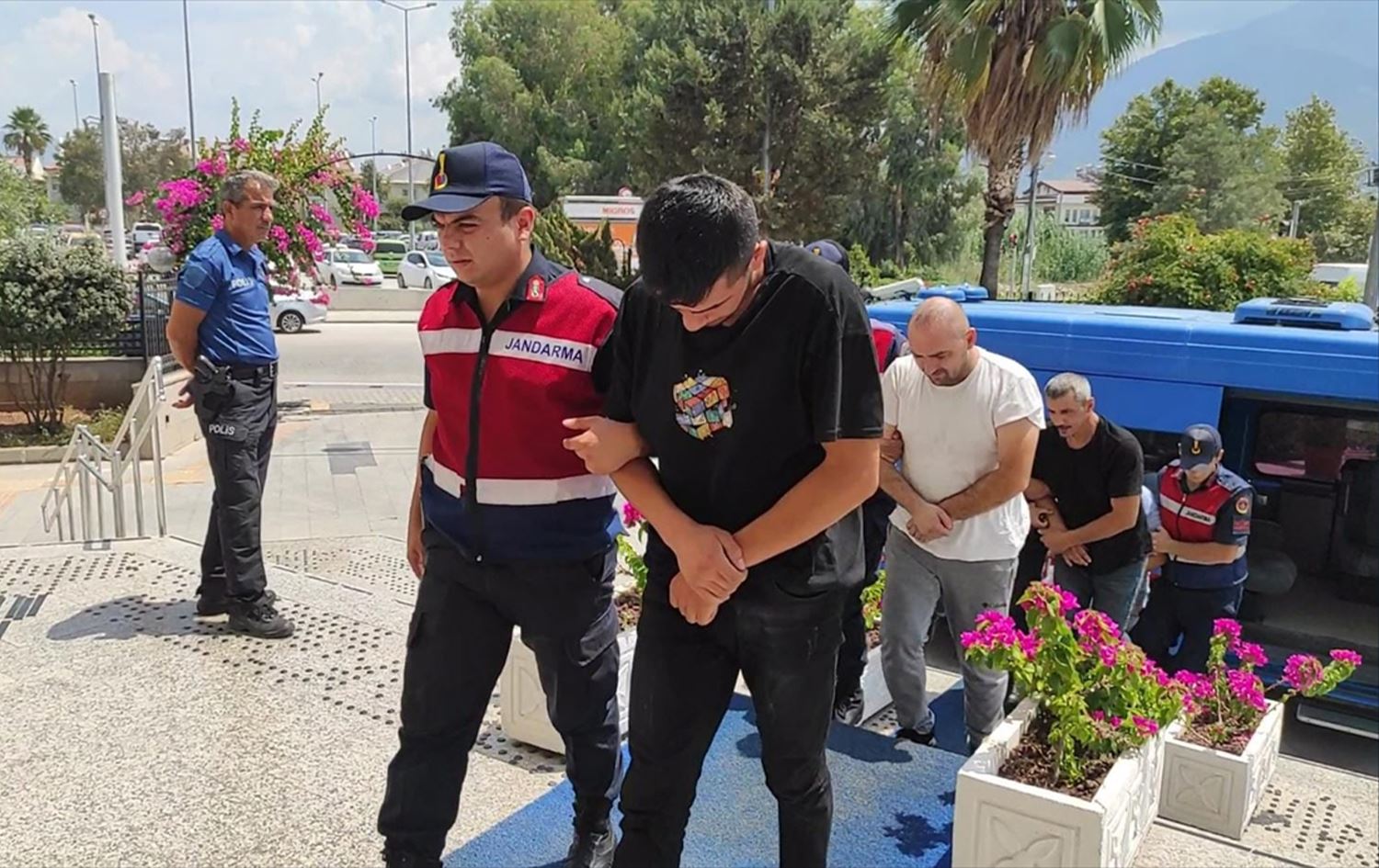 Li Muglayê 4 kes bi tohmeta qaçaxçîtiya koçberan hatin girtin