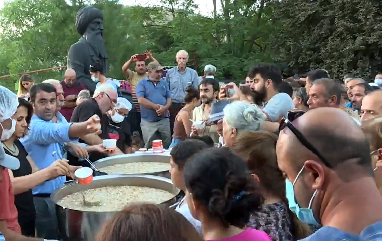 Şaredariya Dêrsimê aşûre li 3 hezar û 500 kesan belav kir