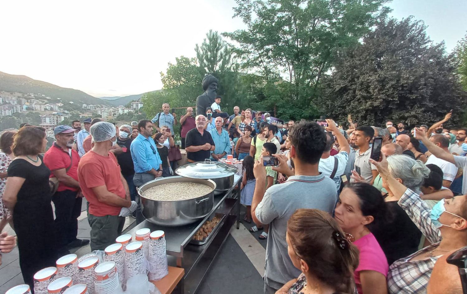 Dersim Belediyesi 3 bin 500 kişiye aşure dağıttı