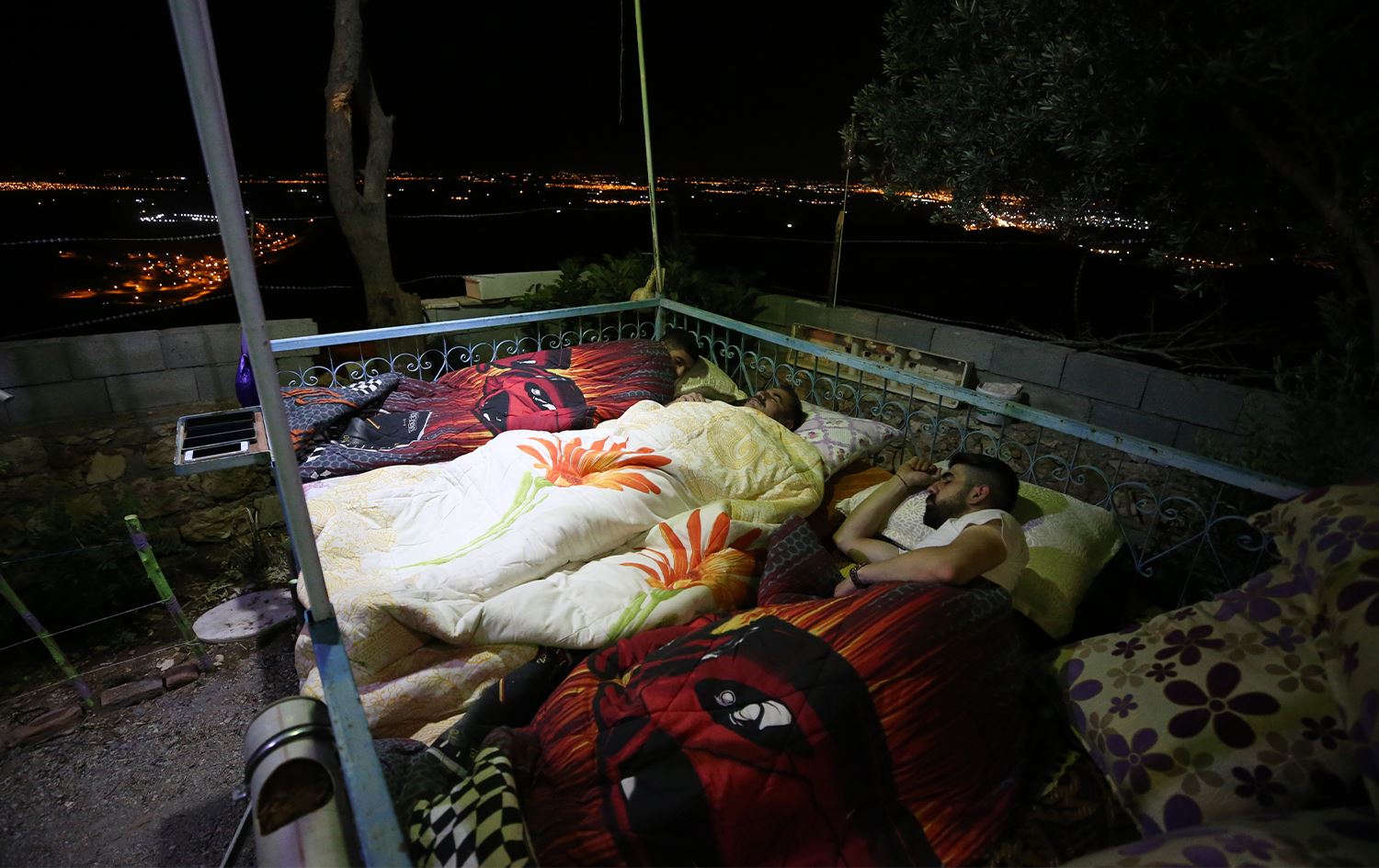 Welatiyên Mêrdînê di havînan de li ser bane xaniyan radizên