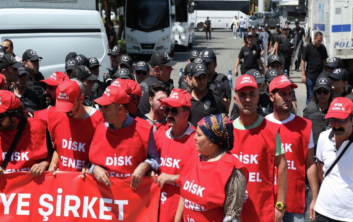 Karkerên şaredariya Amedê daxwaza zêdekirina mûçe dikin
