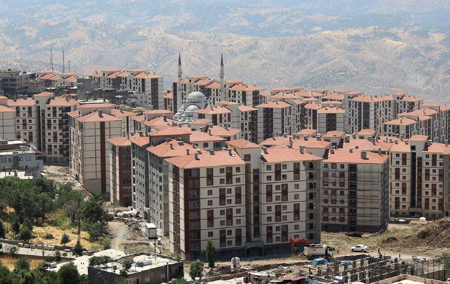 Herî kêm li Colemêrg, Erdexan û Şirnexê xanî hatine firotin