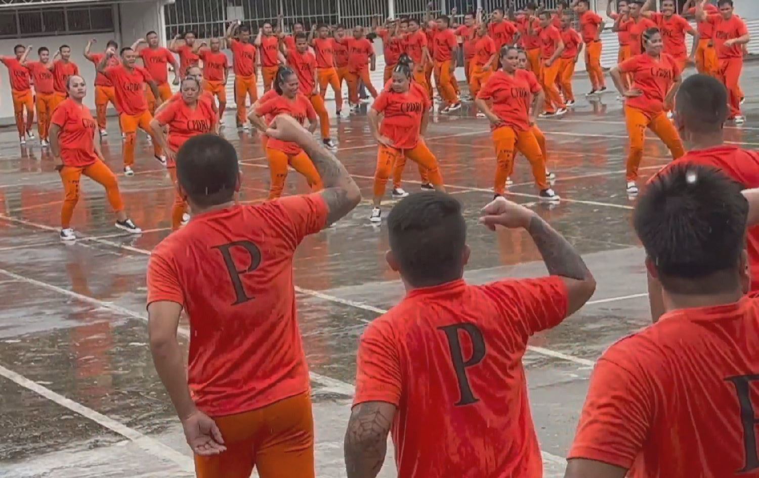 زیندانییانی گرتووخانەیەکی چاکسازیی گەوران لە فلیپین سەما دەکەن