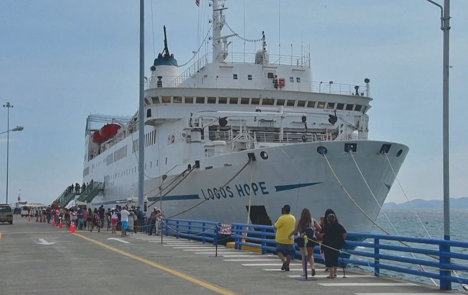 کەشتییەکی پڕ کتێب لە لیبیا لەنگەر دەگرێت