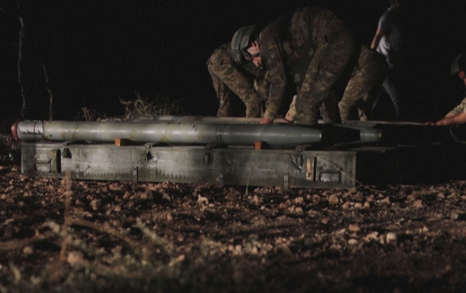 Grûpên nêzîkê Tirkiyê navçeyên HSD û yên hikûmeta Sûriyê mûşekbaran dikin