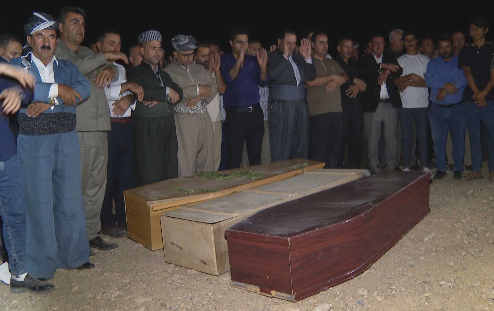 کەسوکاری قوربانییانی رووداوە هاتووچۆکەی نەغەدە بە گریانەوە پێشوازی لە تەرمی کوڕەکانیان دەکەن