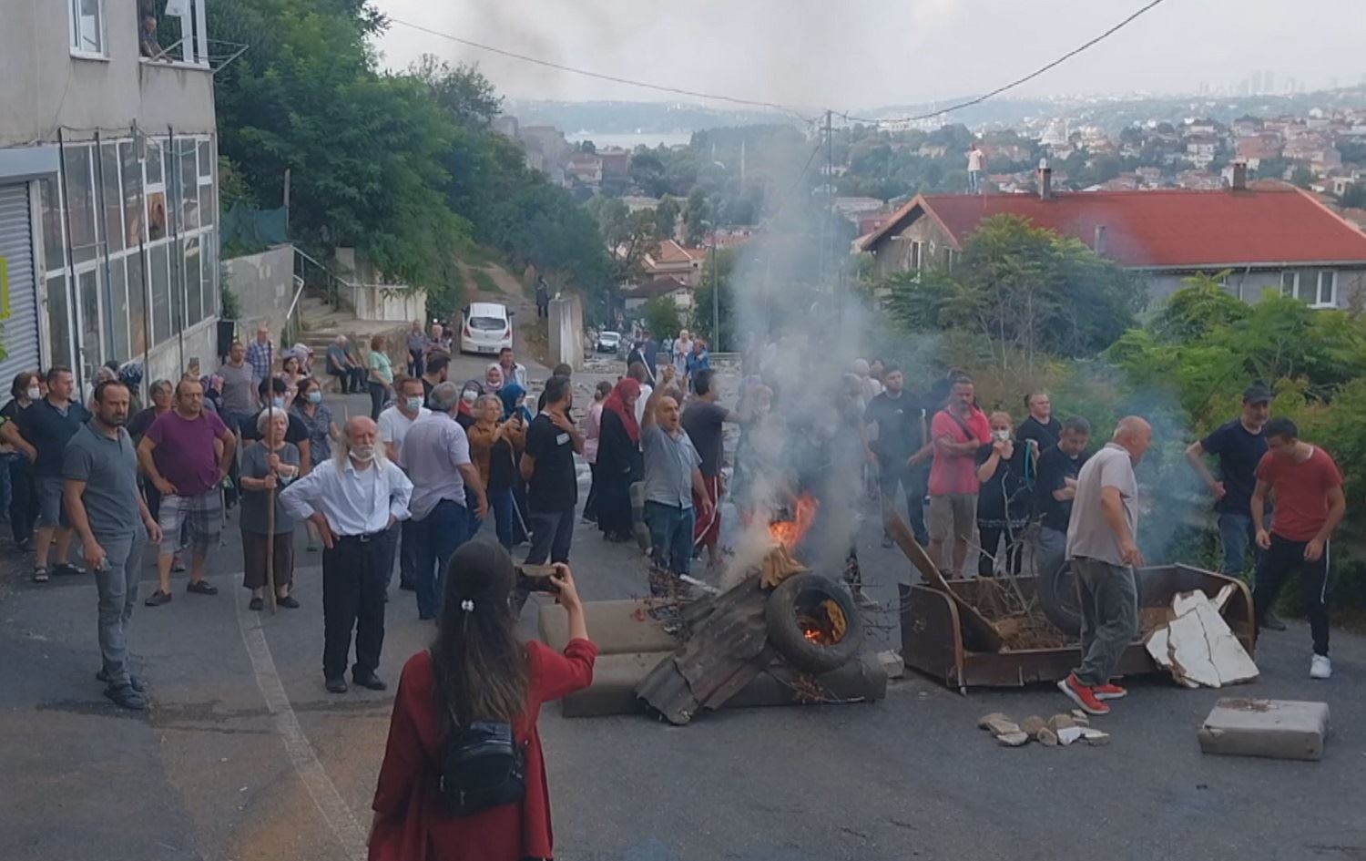 Stenbol – Ji ber veguhestina taxê di navbera welatiyan û polîsan de alozî derket