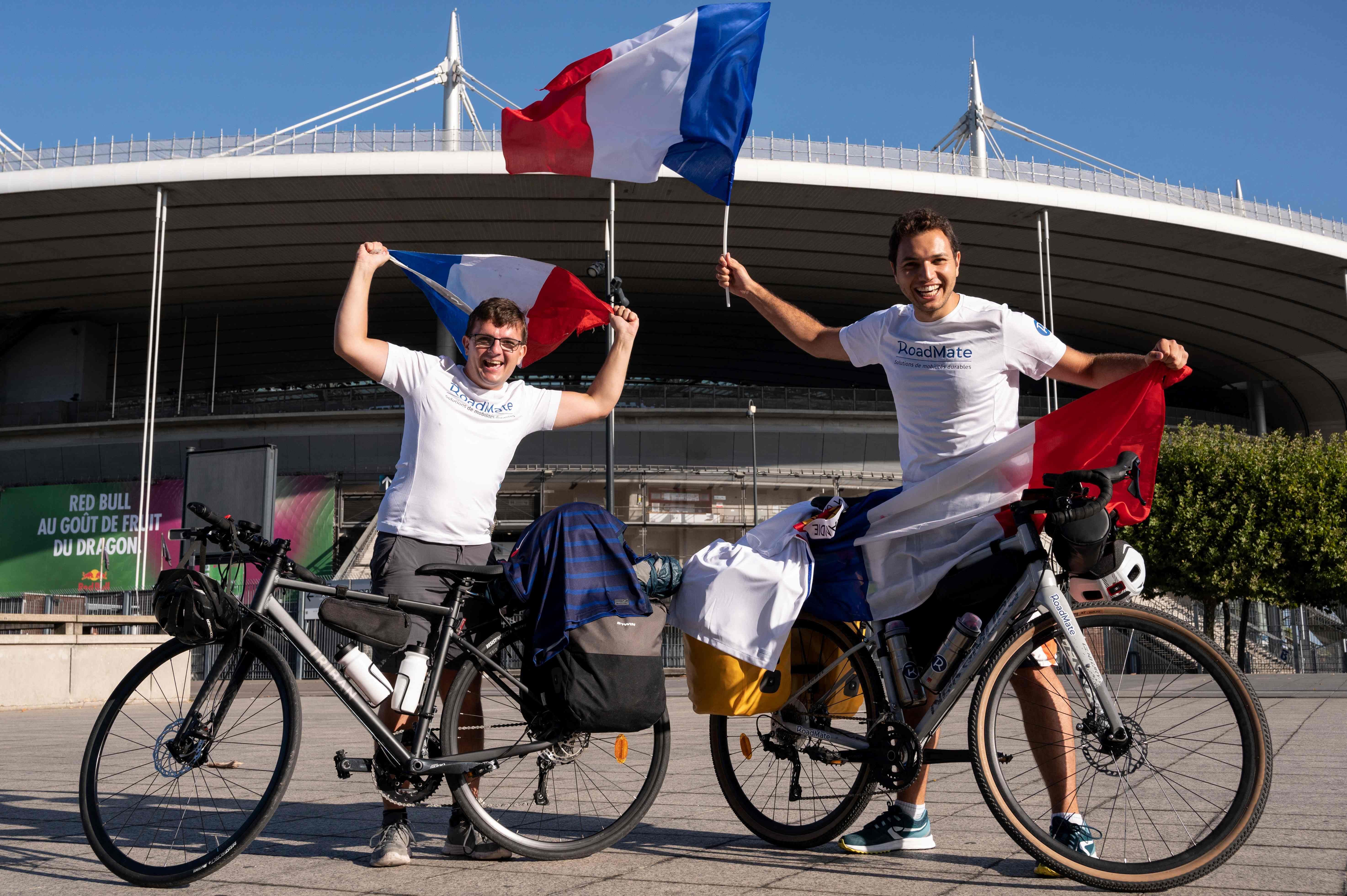 ڤیدیۆ؛ دوو هاندەر بە بایسکل بۆ مۆندیال لە فەرەنساوە دەچنە قەتەر