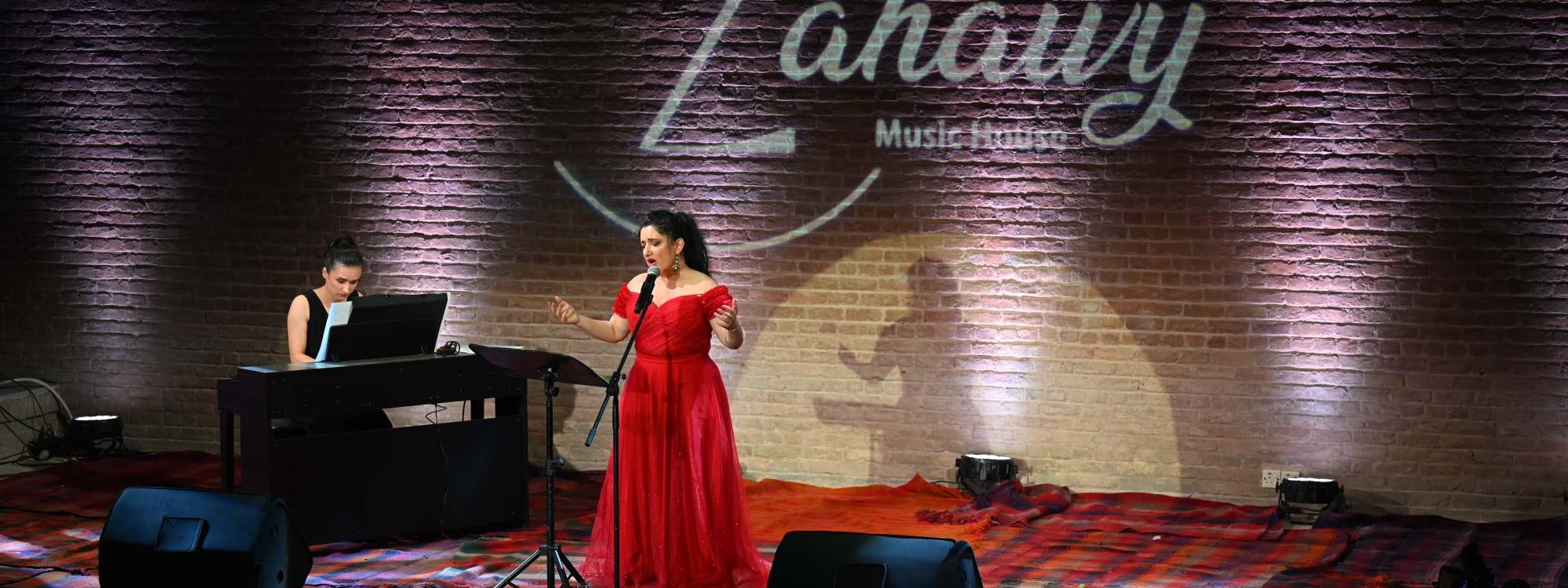 Kürt Soprano Pervin Çakar Erbil Kalesi’nde sevenleriyle buluştu