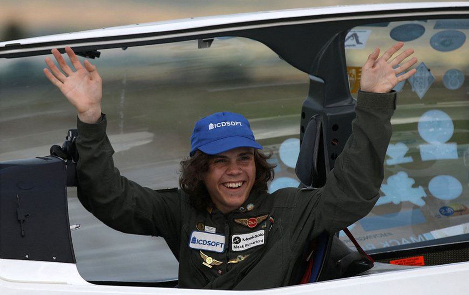 17 yaşındaki genç pilot iki dünya rekoru kırdı