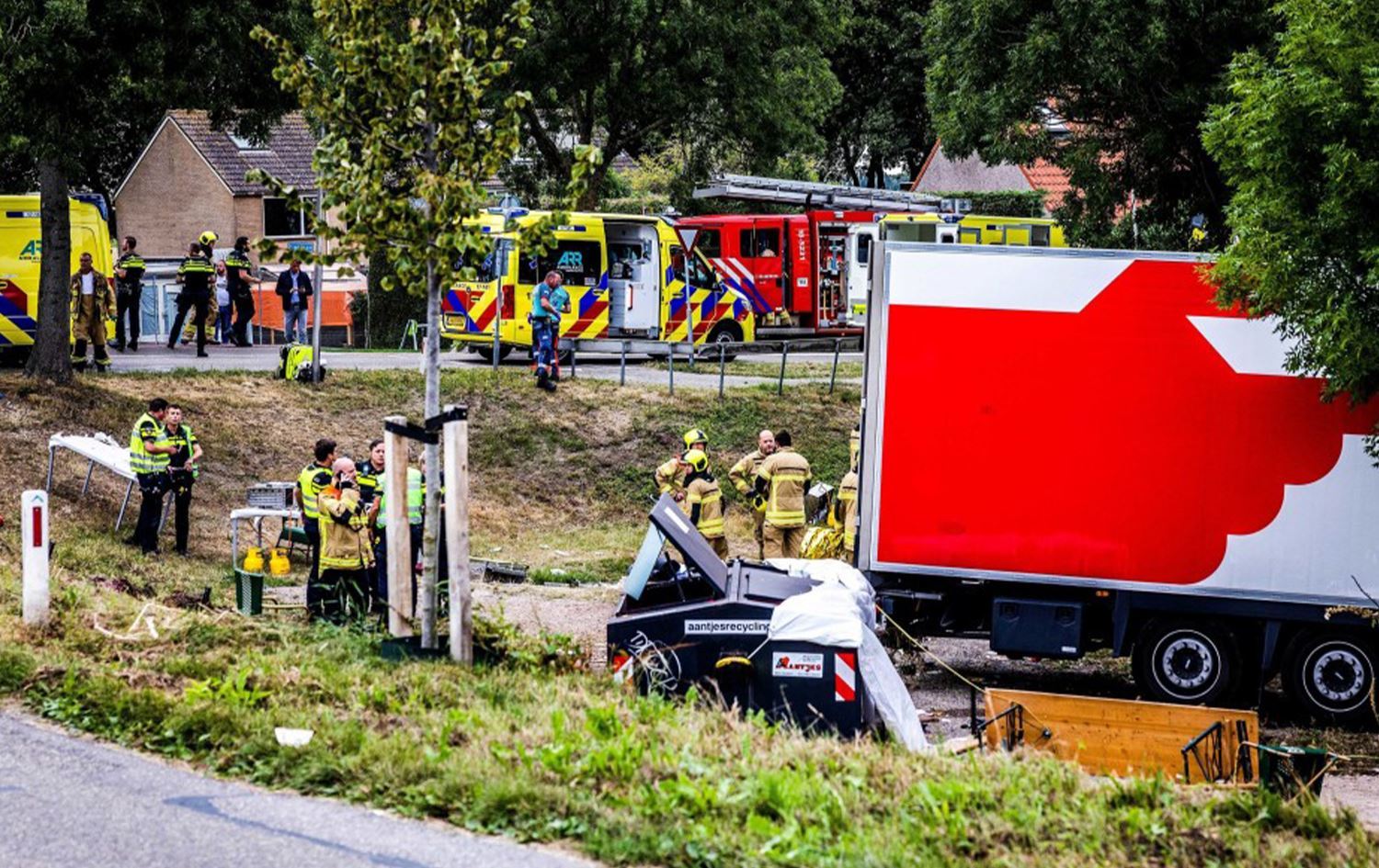 YENİLENDİ - Hollanda'daki tır kazasında ölü sayısı 6'ya yükseldi