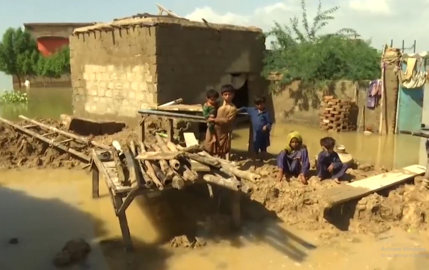 Li Pakistanê nêzîkî hezar kesî di lehiyê de canê xwe ji dest dan