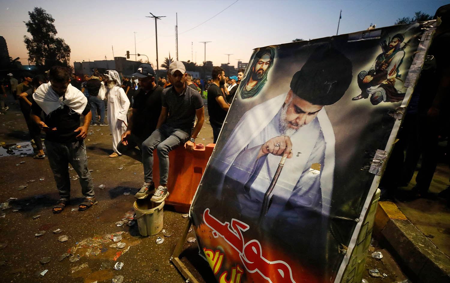 لایەنگرانی سەدر لە خۆپێشاندانەکانی بەغدا وێنەی رێبەرەکەیانیان بەرزکردووەتەوە. وێنە: AFP