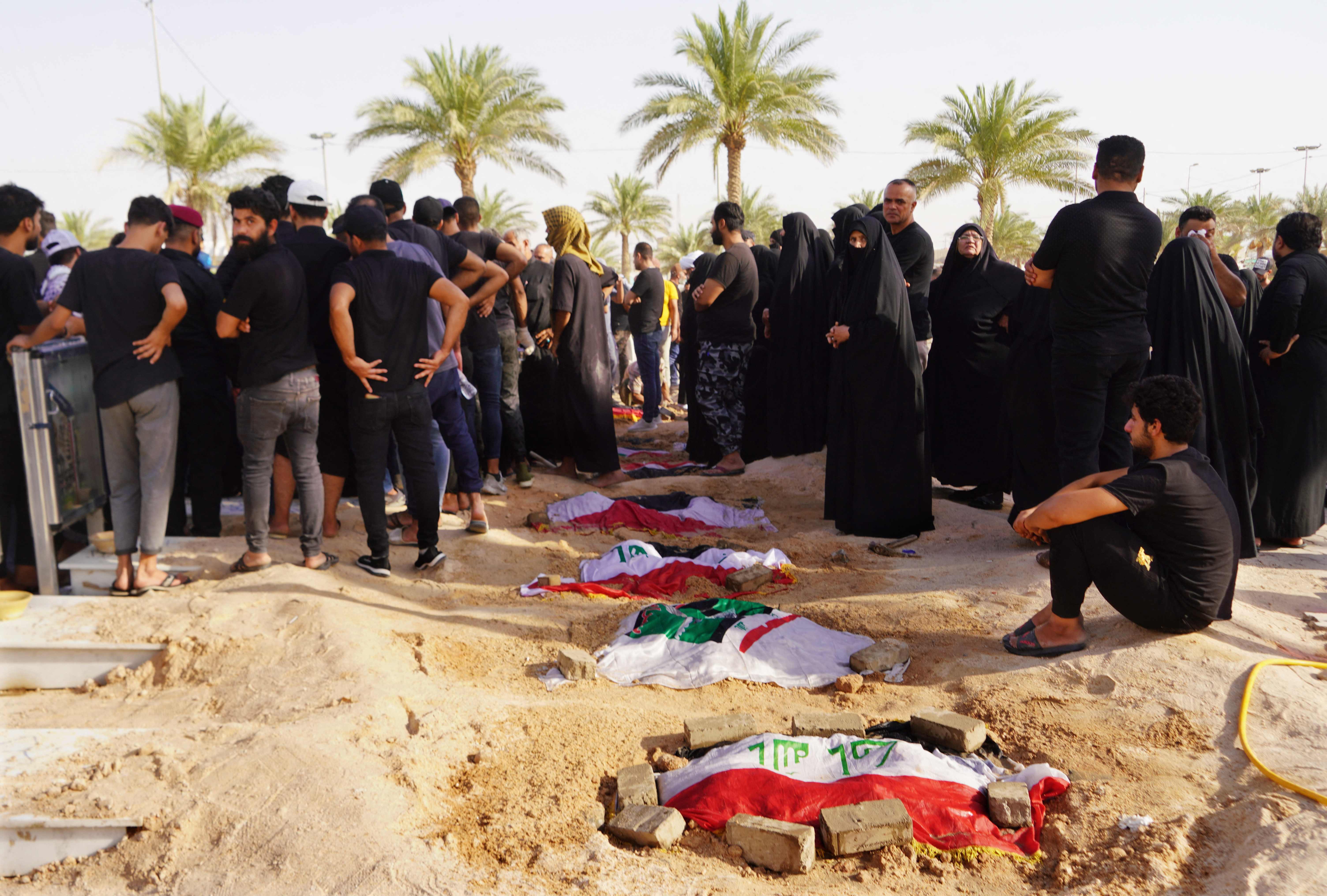 بەخاکسپاردنی ژمارەیەک خۆپێشاندەر کە بەهۆی گرژییەکانەوە گیانیان لەدەستداوە، وێنە: Qassem al-KAABI / AFP