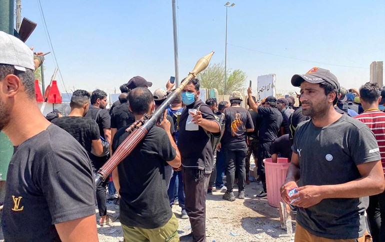 An armed member of Saraya al-Salam, the militia of Muqtada al-Sadr, aims a rocket-propelled grenade during clashes with rival forces in Baghdad’s Green Zone on August 30, 2022. Photo: Mustafa Goran/Rudaw