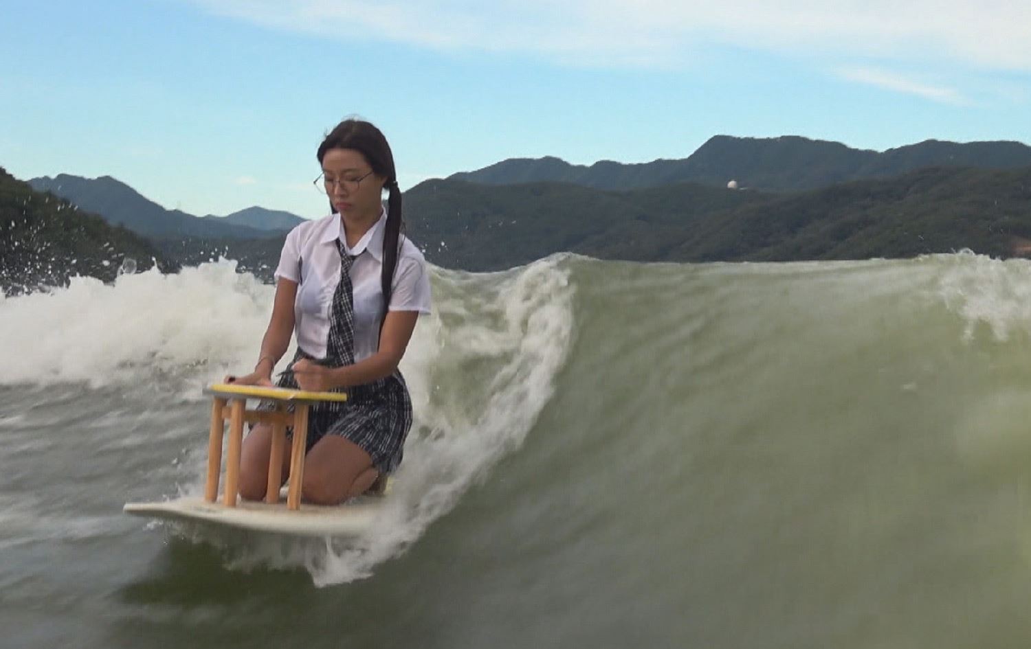 کچێک لە کۆریای باشوور لە کاتی شەپۆلسواریدا سەرکێشی دەکات