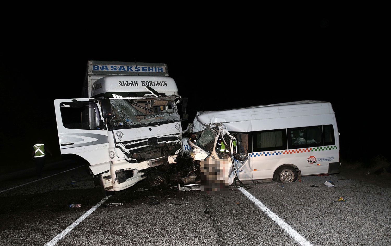 Sivas'ta kamyon ile minibüs çarpıştı: 8 ölü, 9 yaralı