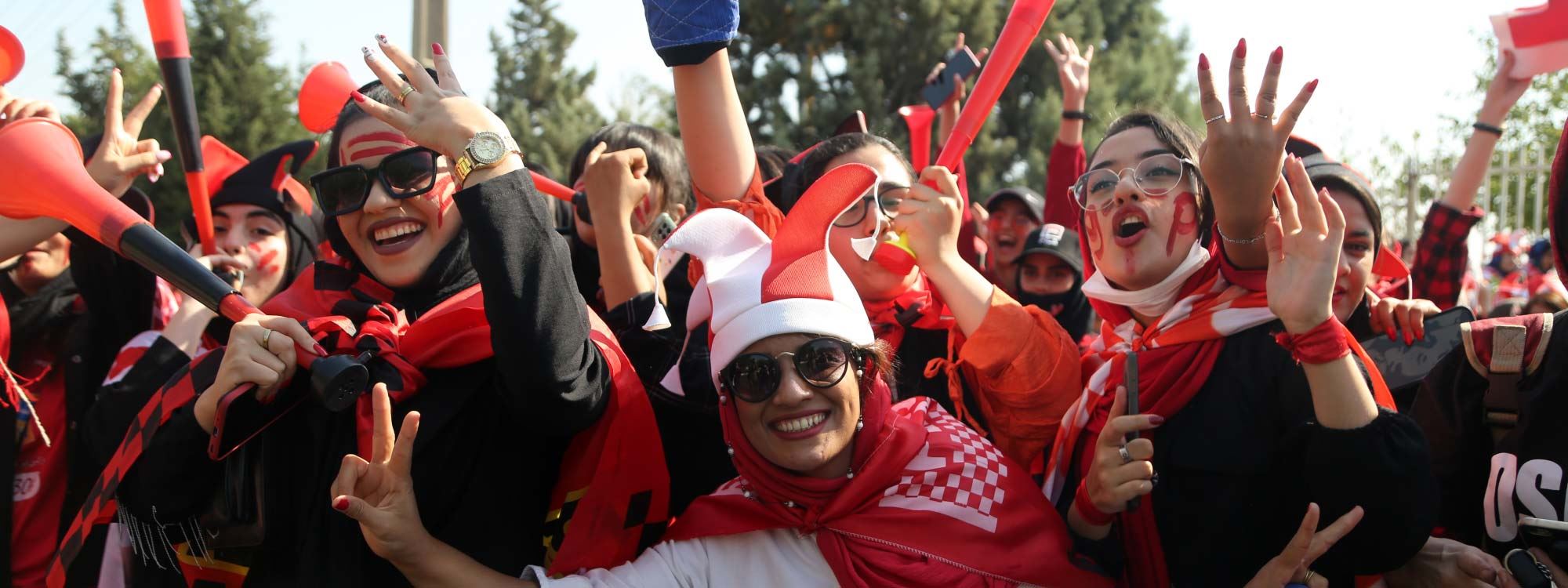 FOTO - İranlı kadın taraftarlar stada akın etti