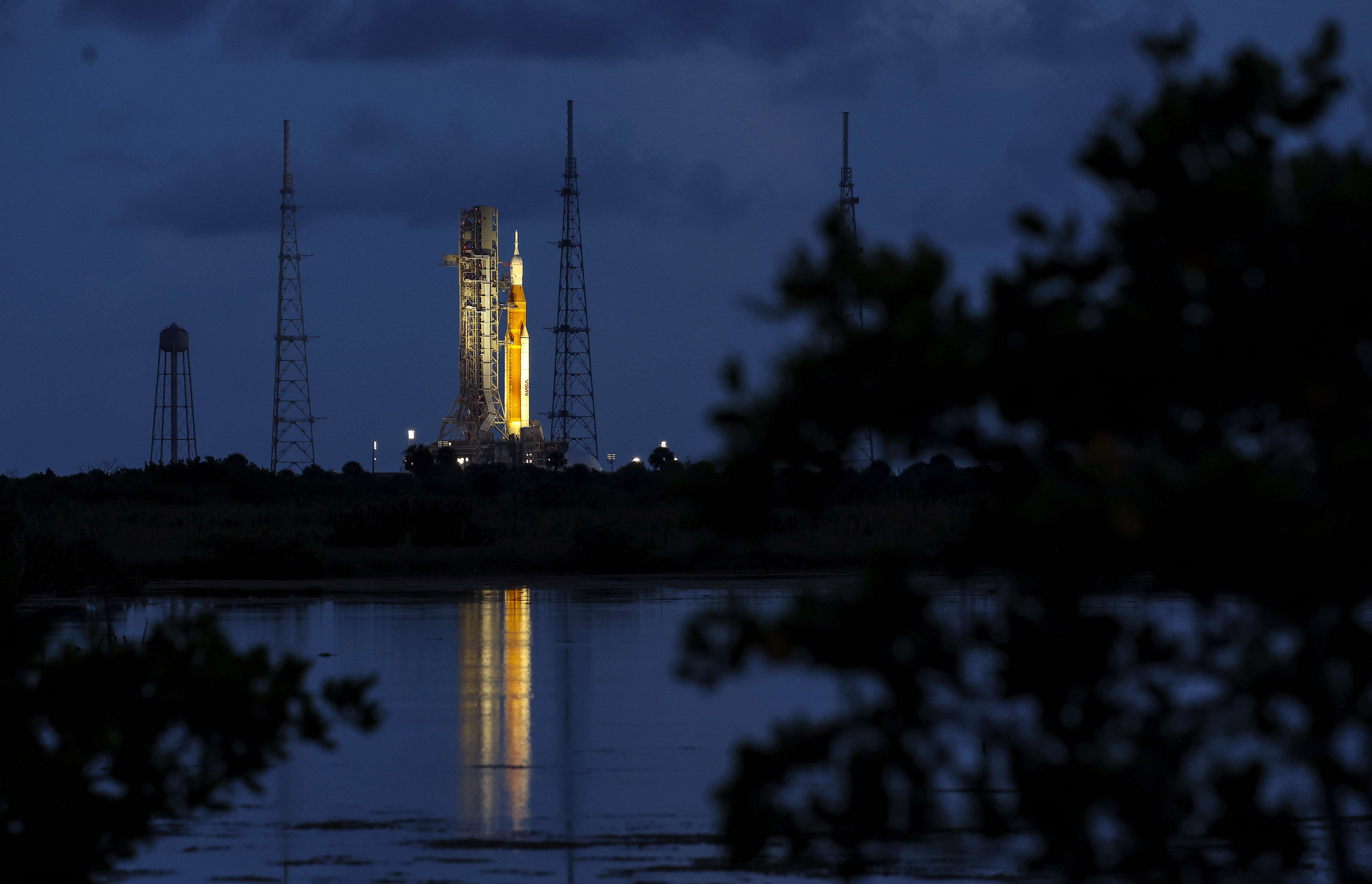 ناسا تحاول إطلاق صاروخها العملاق نحو القمر السبت