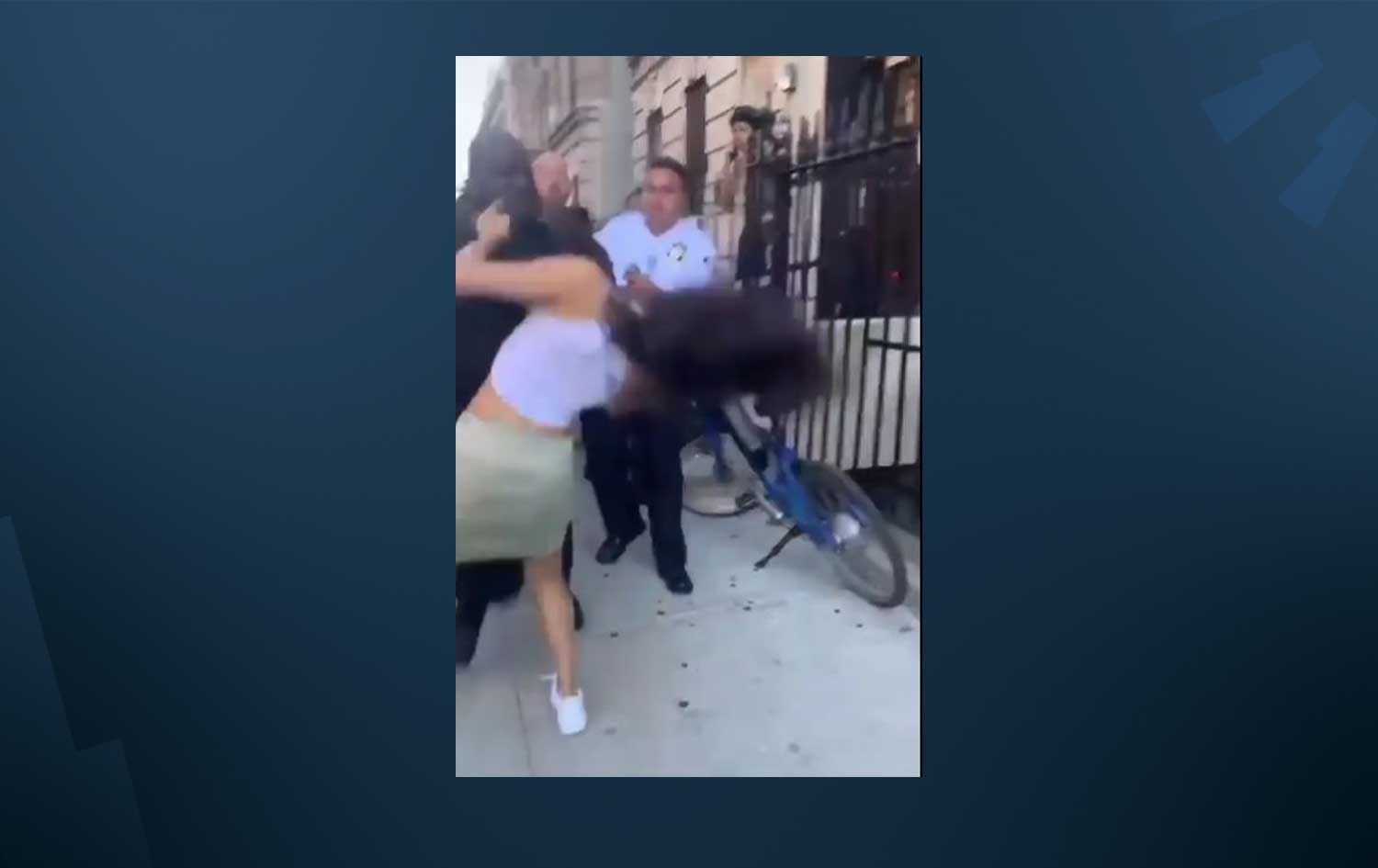 ڤیدیۆی زللـەی ئەفسەرێکی نیویۆرک لە ژنێکی رەشپێست کاردانەوەی لێدەکەوێتەوە