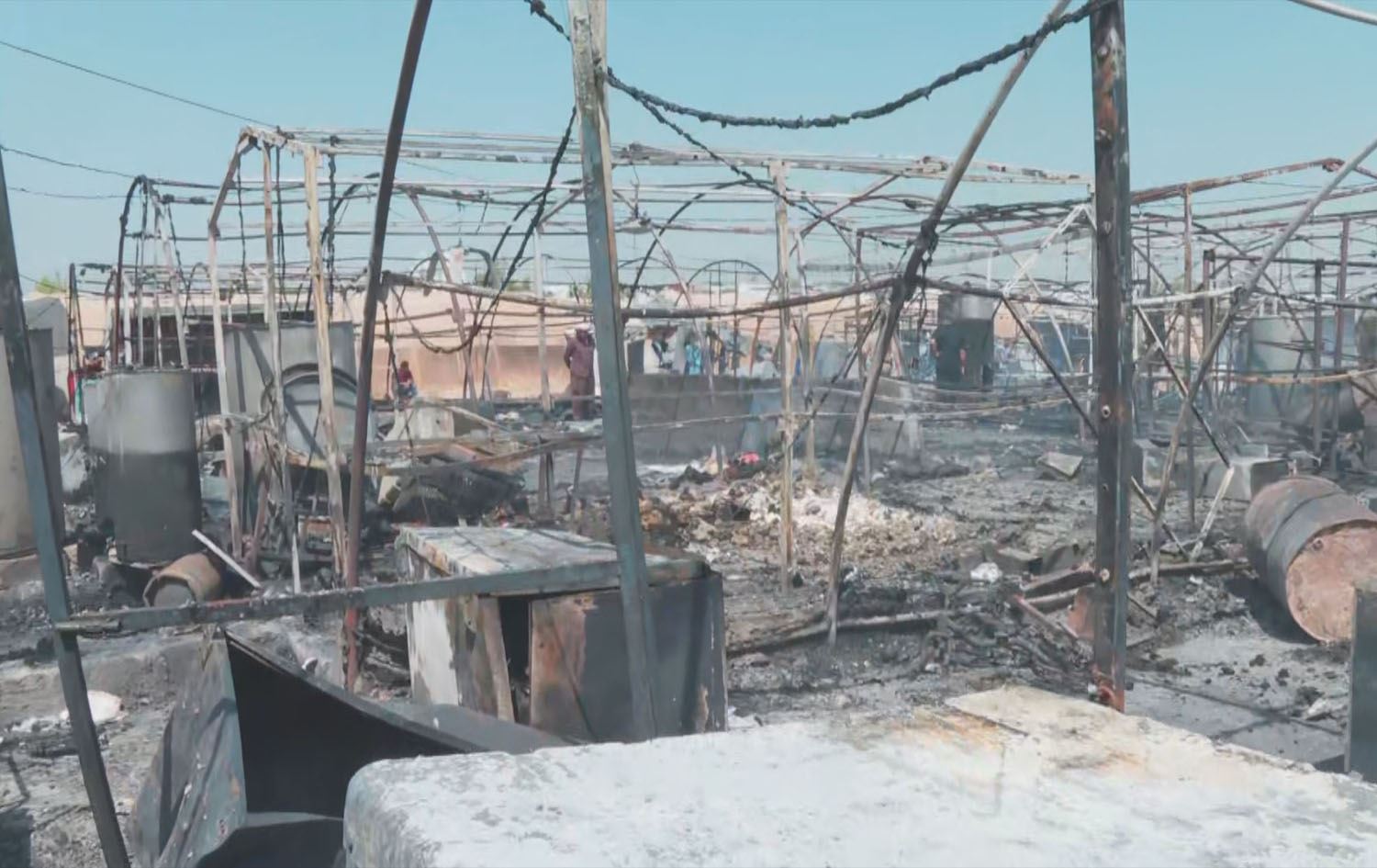 لە کەمپێکی سنووری زاخۆ ئاگر کەوتەوە و 12 خێمە سووتان