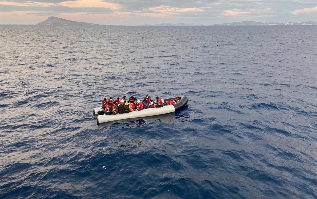 55 göçmen iki gündür Yunan sularında mahsur durumda