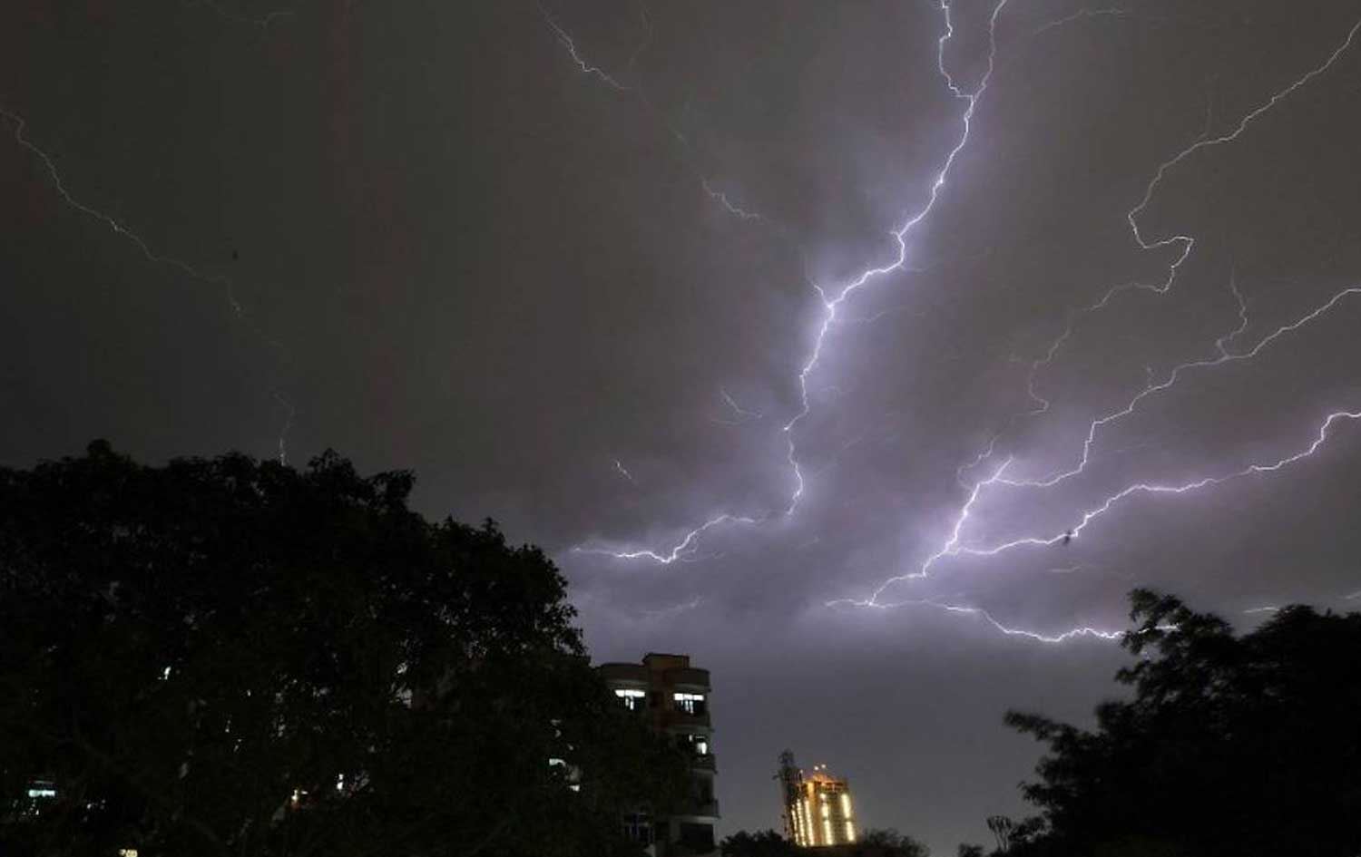 لە هیندستان هەورەبرووسکە 23 کەس دەکوژێت