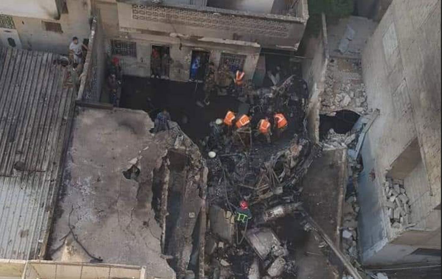 Suriye'de askeri helikopter bir evin üstüne düştü: 3 ölü