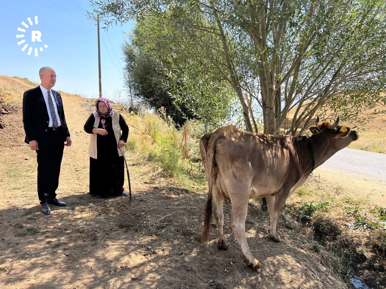 Etimesgut Belediyesi Hakkarili nineye inek hediye etti