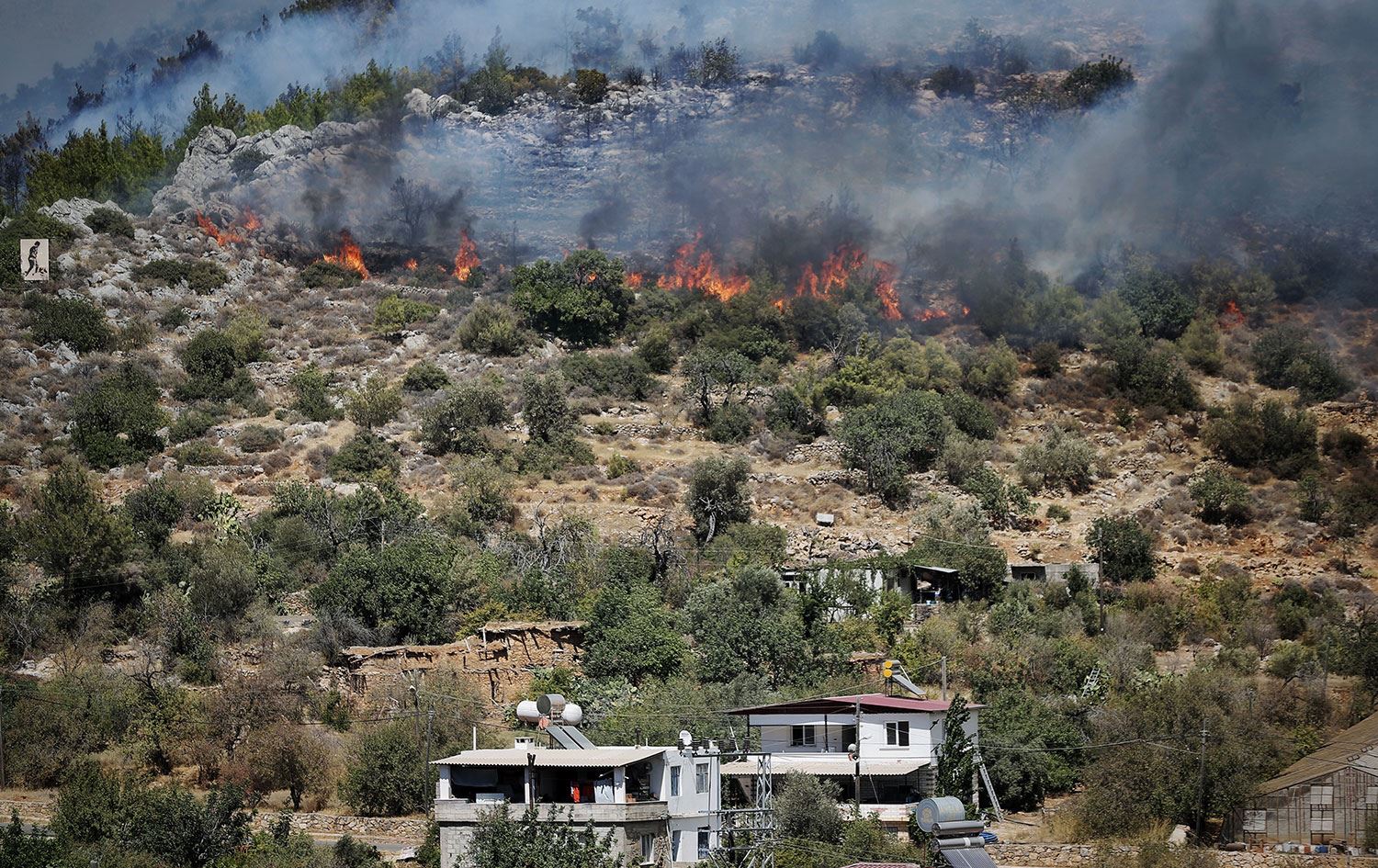Mersin'de orman yangını, 30 ev boşaltıldı