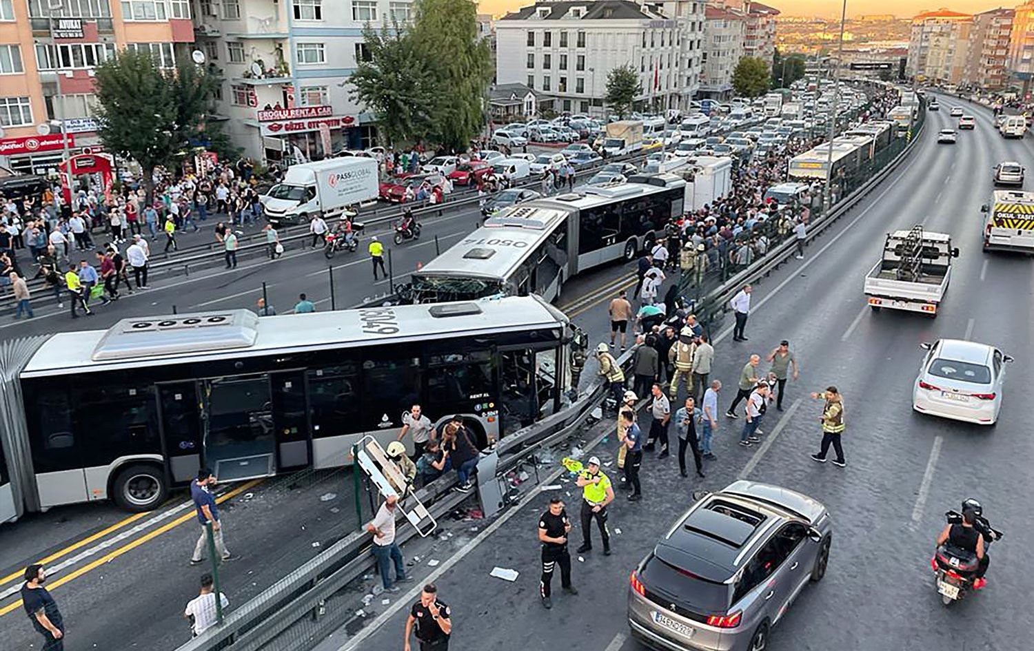 Li Stenbolê 4 metrobus li hev qelibîn