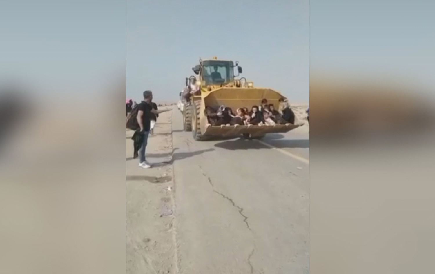 لە دەروازەیەکی سنووری عێراق بە شۆفڵ زیارەتکارانی ئێرانی دەگوازرێنەوە