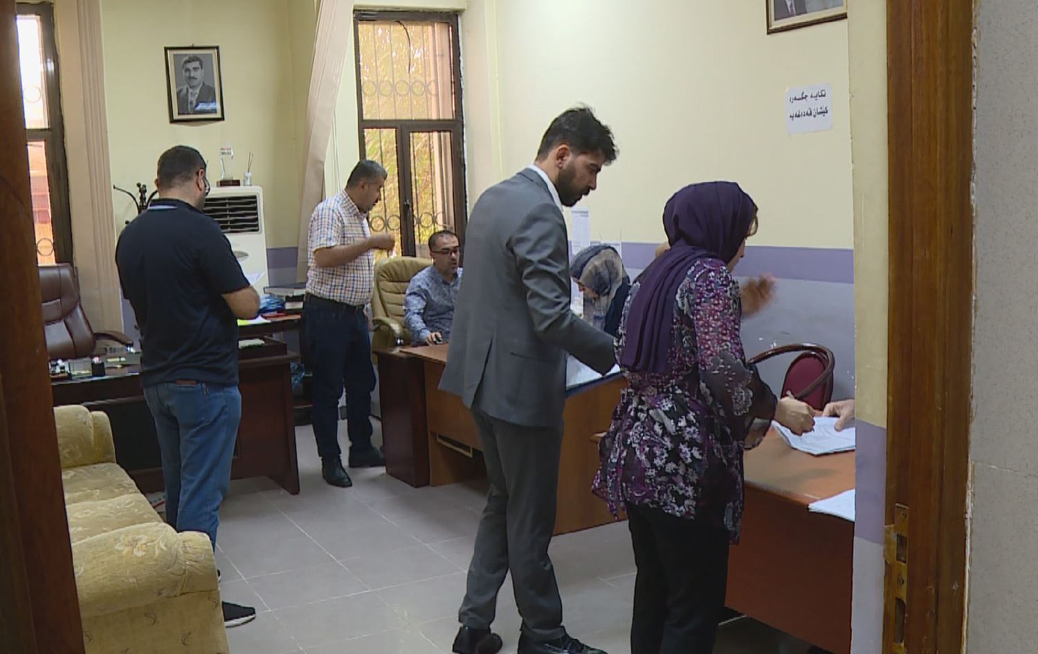 بەهۆی زۆریی مامەڵەی فەرمانگەکانەوە، بەشێکی هاونیشتمانییان کارەکانیان دەدەنە پارێزەر