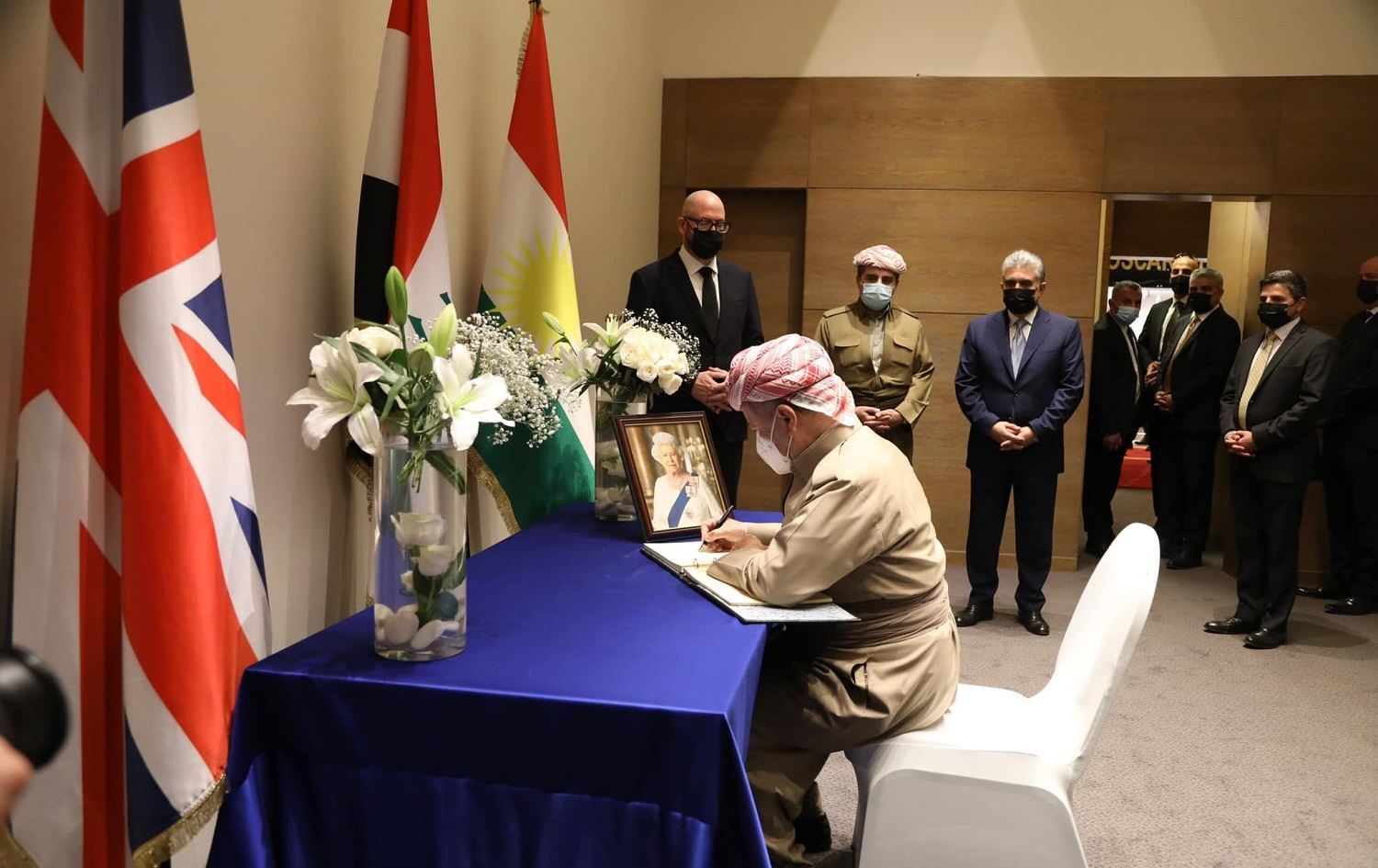 Başkan Barzani, İngiltere Kraliçesi için açılan taziye defterini imzaladı